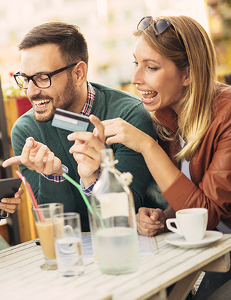 Person paying the bill with their credit card.